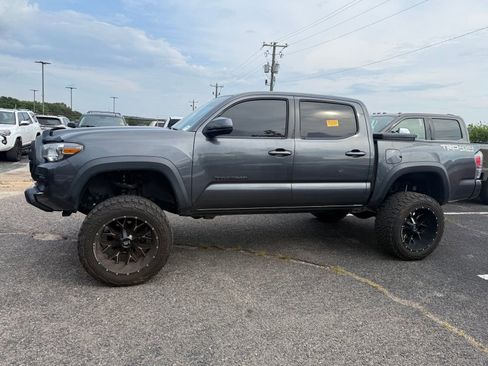 Used 2021 Toyota Tacoma TRD Off-Road AWD/4WD image 4