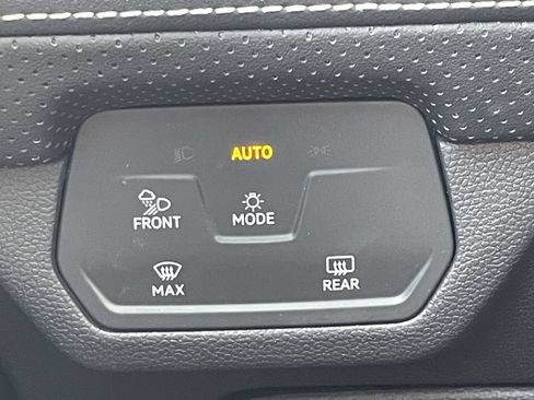 Used 2025 Volkswagen Atlas SE AWD/4WD image 23