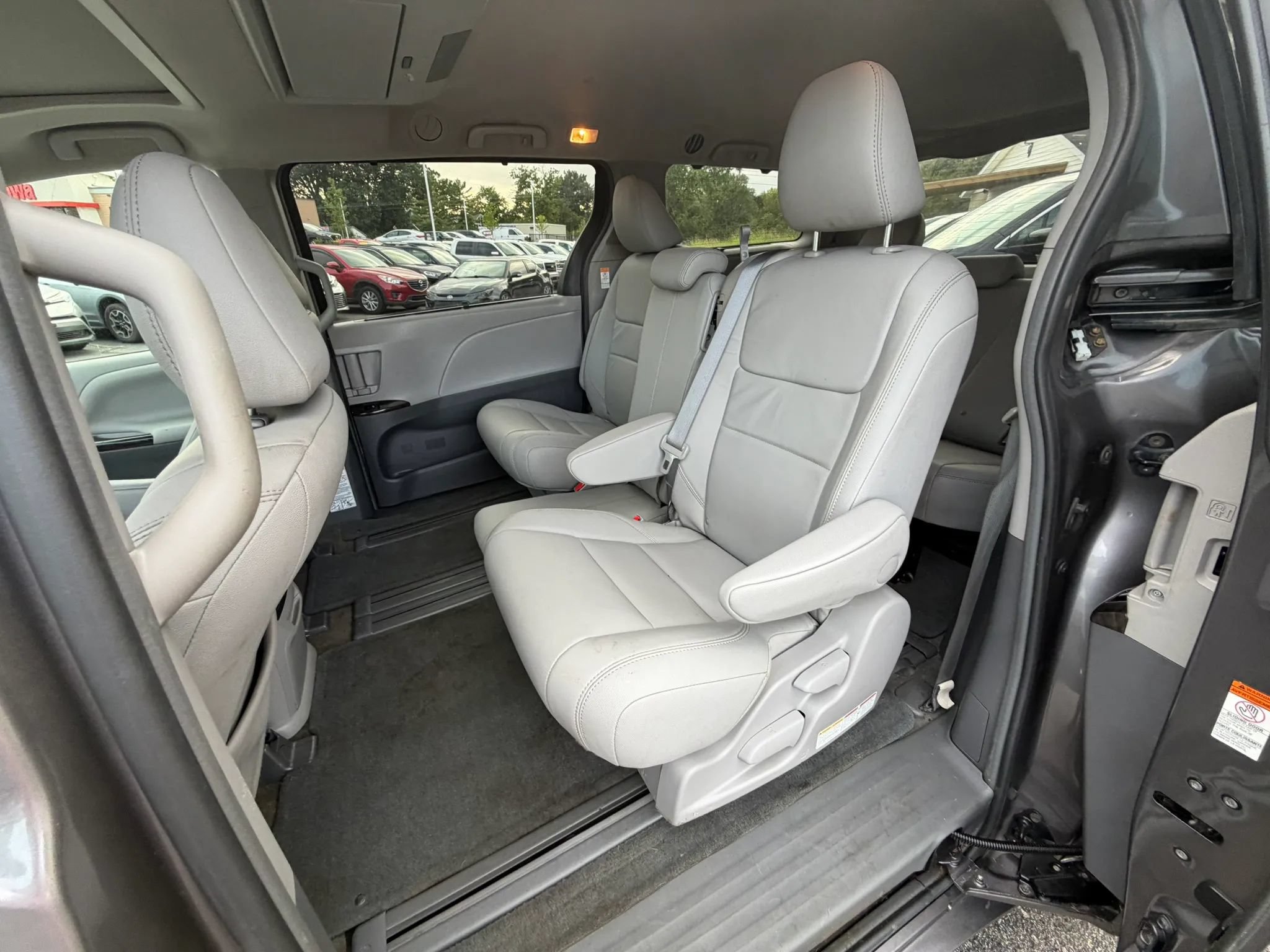 Used 2017 Toyota Sienna XLE Premium FWD image 17