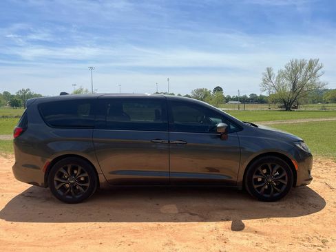 Used 2019 Chrysler Pacifica Touring Plus w/ Advanced Safetytec Group FWD image 1