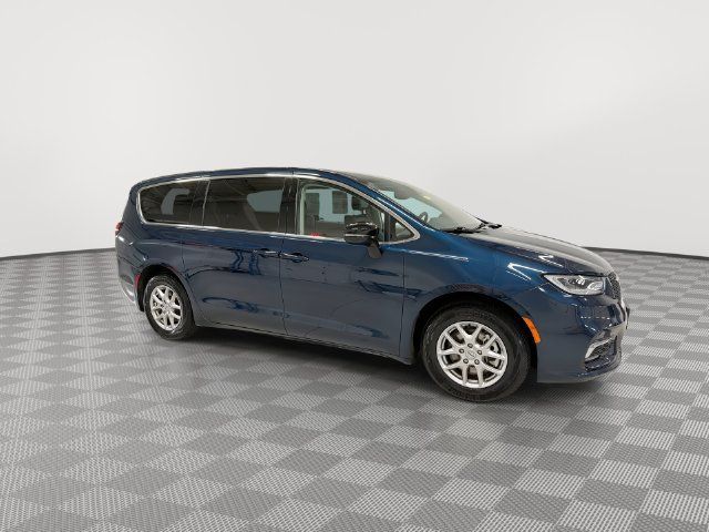 Used 2024 Chrysler Pacifica Touring-L FWD image 13