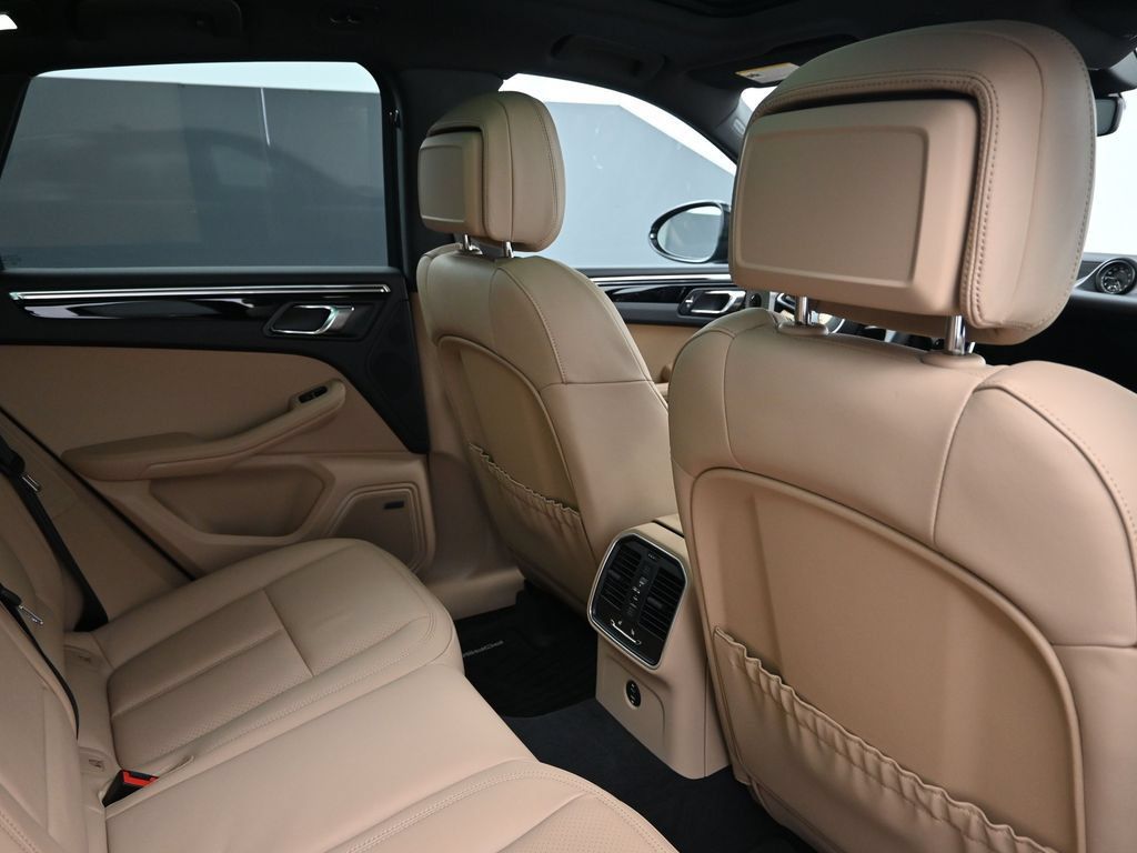 Certified 2026 Porsche Macan AWD/4WD image 7