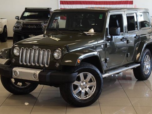 Used 2015 Jeep Wrangler Unlimited Sahara w/ Dual Top Group AWD/4WD image 15