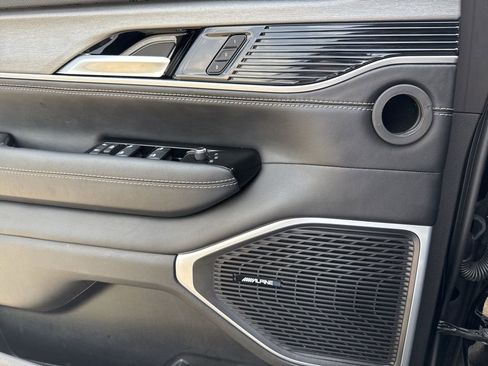 Used 2025 Jeep Wagoneer Series II image 10