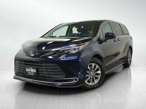 Used 2023 Toyota Sienna XLE FWD image 1