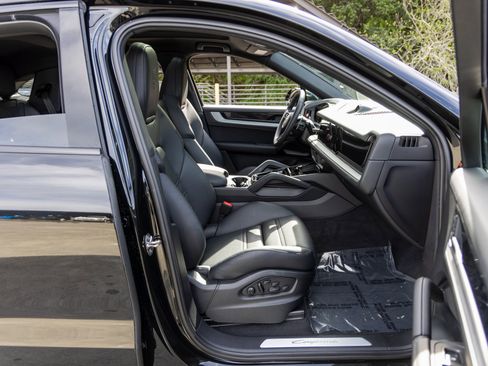 Certified 2025 Porsche Cayenne Coupe image 56