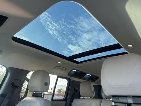 Used 2023 Land Rover Defender 110 SE image 12