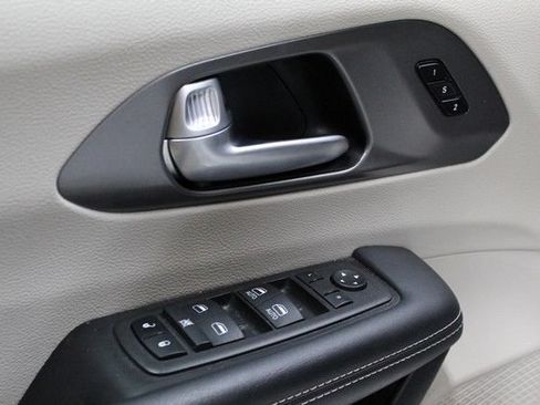 Used 2024 Chrysler Pacifica Touring-L FWD image 16