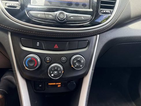 Used 2022 Chevrolet Trax LT w/ LT Convenience Package AWD/4WD image 23