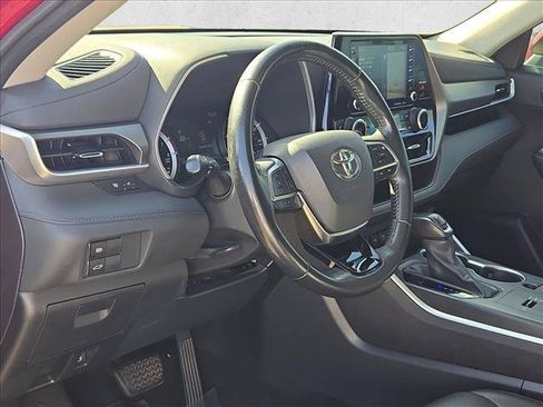 Used 2021 Toyota Highlander XLE FWD image 10