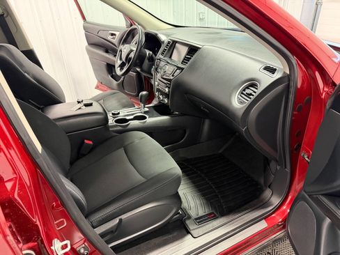 Used 2019 Nissan Pathfinder SV image 11