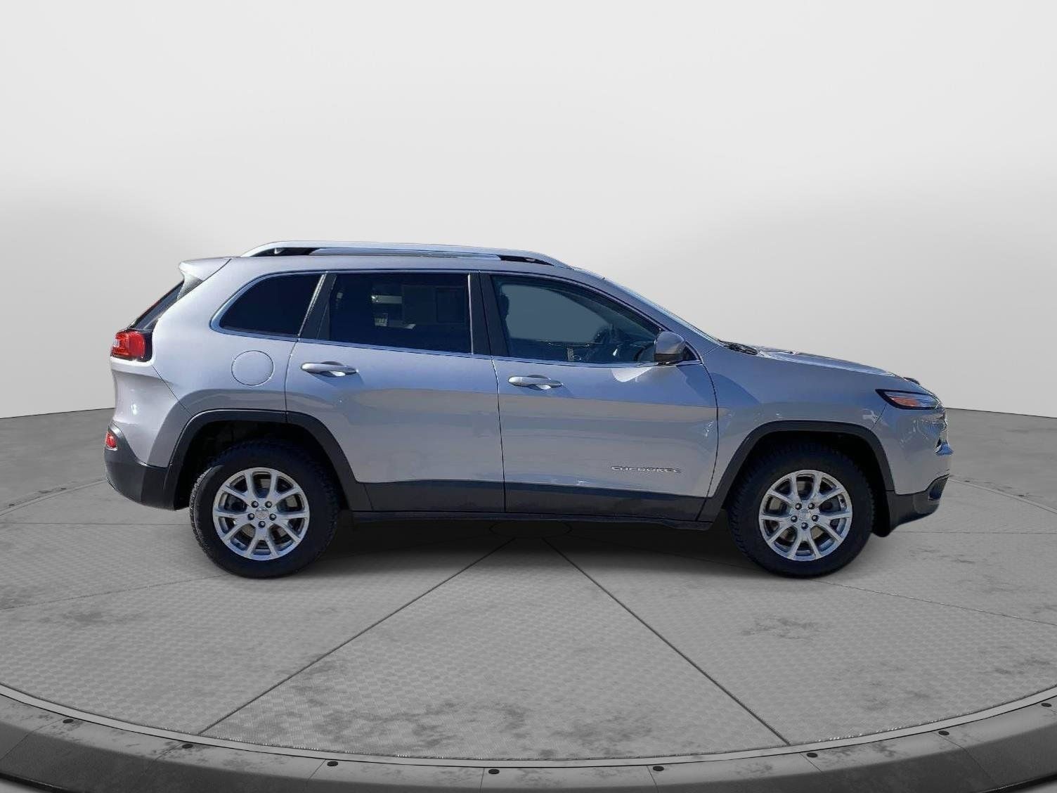 Used 2017 Jeep Cherokee Latitude w/ Cold Weather Group AWD/4WD image 2
