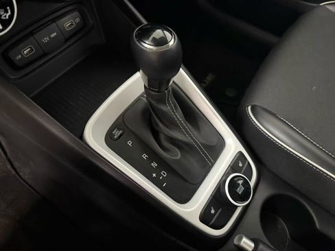 Used 2022 Hyundai Venue Limited FWD image 23