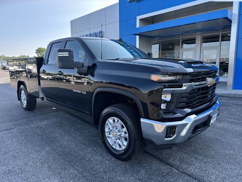 Used 2025 Chevrolet Silverado 3500 LT AWD/4WD image 2