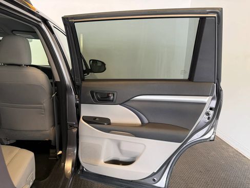 Used 2015 Toyota Highlander LE AWD/4WD image 34