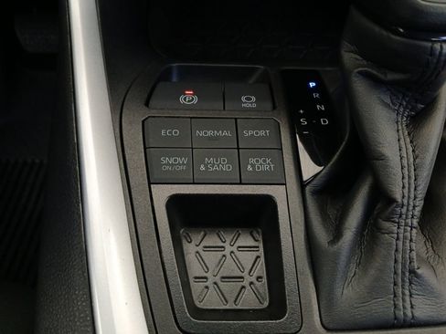 Used 2022 Toyota RAV4 LE image 5