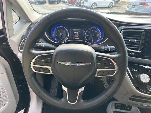 Used 2017 Chrysler Pacifica Touring image 14