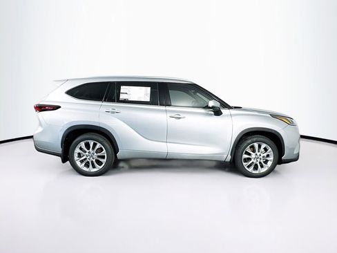 New 2025 Toyota Highlander Limited image 10