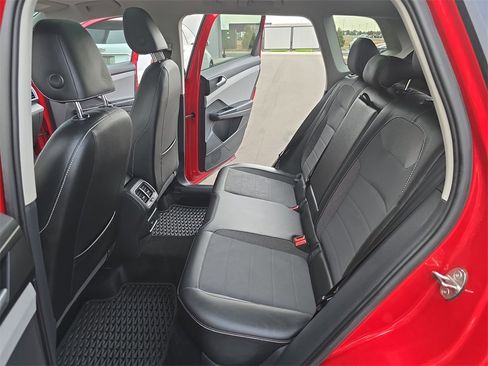 Used 2022 Volkswagen Taos SE image 16