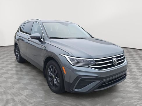 Certified 2024 Volkswagen Tiguan SE w/ Panoramic Sunroof Package AWD/4WD image 23