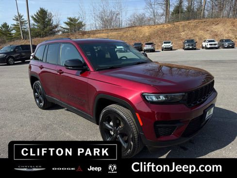 Used 2023 Jeep Grand Cherokee Altitude AWD/4WD image 3