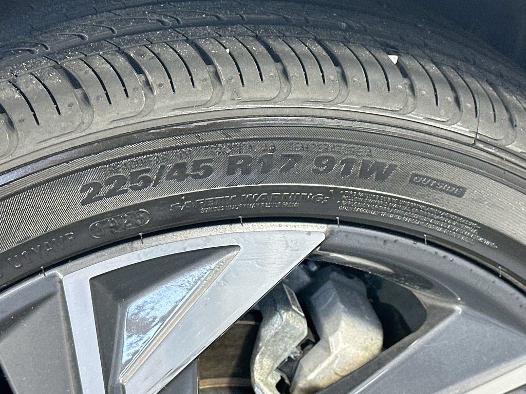 Used 2025 Hyundai Elantra Sport FWD image 32
