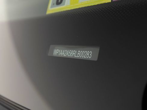 Certified 2024 Porsche Macan AWD/4WD image 45