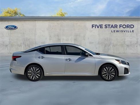 Used 2024 Nissan Altima 2.5 SV image 3