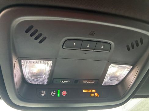 Used 2023 Chevrolet Traverse Premier image 11