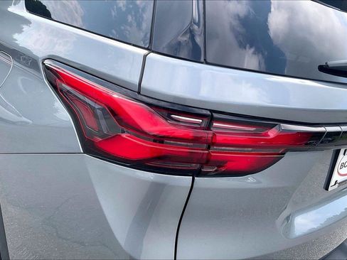 Used 2023 Chevrolet Traverse LT FWD image 30