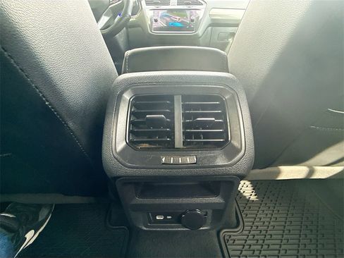 Used 2022 Volkswagen Tiguan SE R-Line image 27