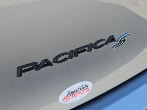 Used 2021 Chrysler Pacifica Touring w/ S Appearance Package FWD image 11