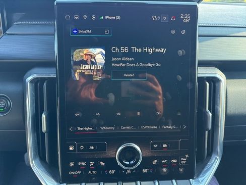 Used 2025 GMC Acadia Elevation image 16