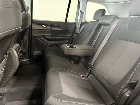 Used 2024 Jeep Grand Cherokee Laredo image 16