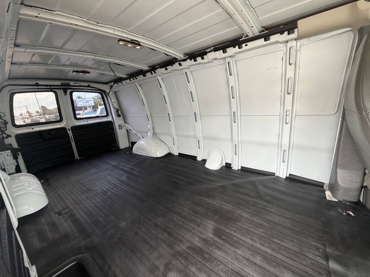 Used 2017 Chevrolet Express 2500 Extended RWD image 16