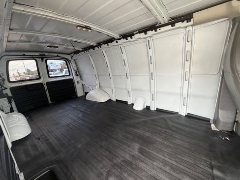 Used 2017 Chevrolet Express 2500 Extended RWD image 16