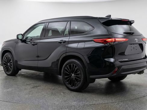 Used 2025 Toyota Highlander XSE image 6