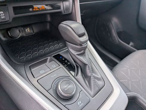 Used 2025 Toyota RAV4 XLE image 18