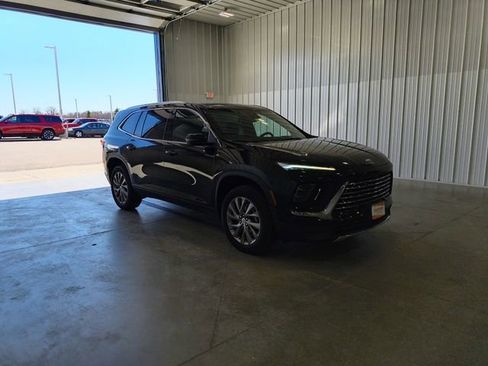 Used 2025 Buick Enclave Preferred AWD/4WD image 2
