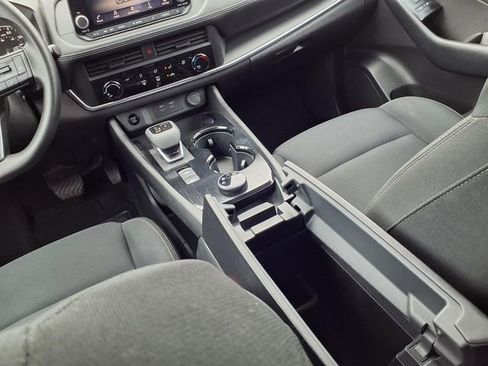 Used 2024 Nissan Rogue S image 9