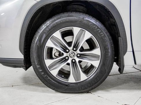 Used 2021 Toyota Highlander XLE image 16