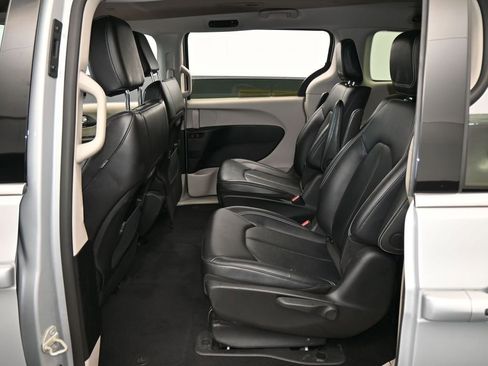 Used 2024 Chrysler Pacifica Select image 34