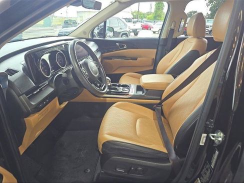 Used 2023 Kia Carnival EX FWD image 3