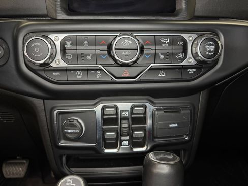 Used 2021 Jeep Wrangler Unlimited Sahara w/ Uconnect 4C Nav & Sound Group AWD/4WD image 19