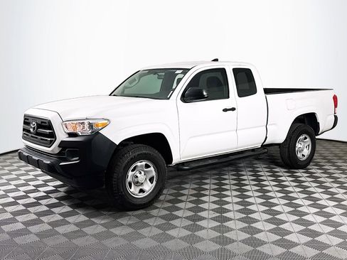 Used 2017 Toyota Tacoma SR image 4