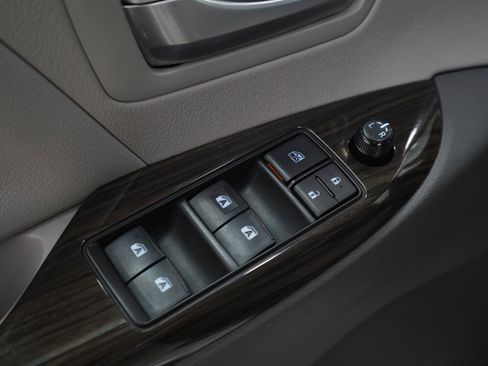 Used 2020 Toyota Sienna XLE Premium w/ Carpet Mat Package FWD image 23