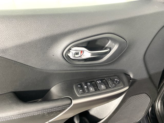 Used 2019 Jeep Cherokee Latitude w/ Popular Appearance Group AWD/4WD image 12