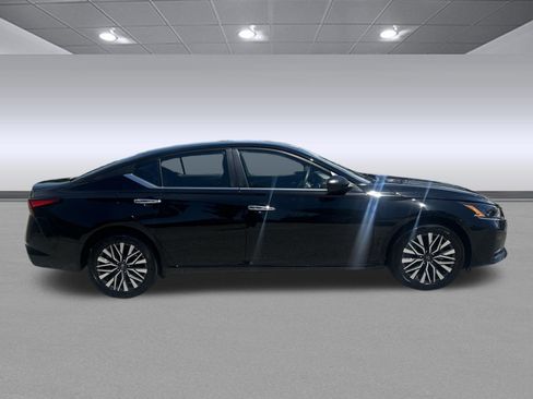 Used 2025 Nissan Altima 2.5 SV FWD image 2