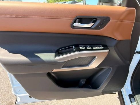 Certified 2025 Nissan Pathfinder Platinum image 12