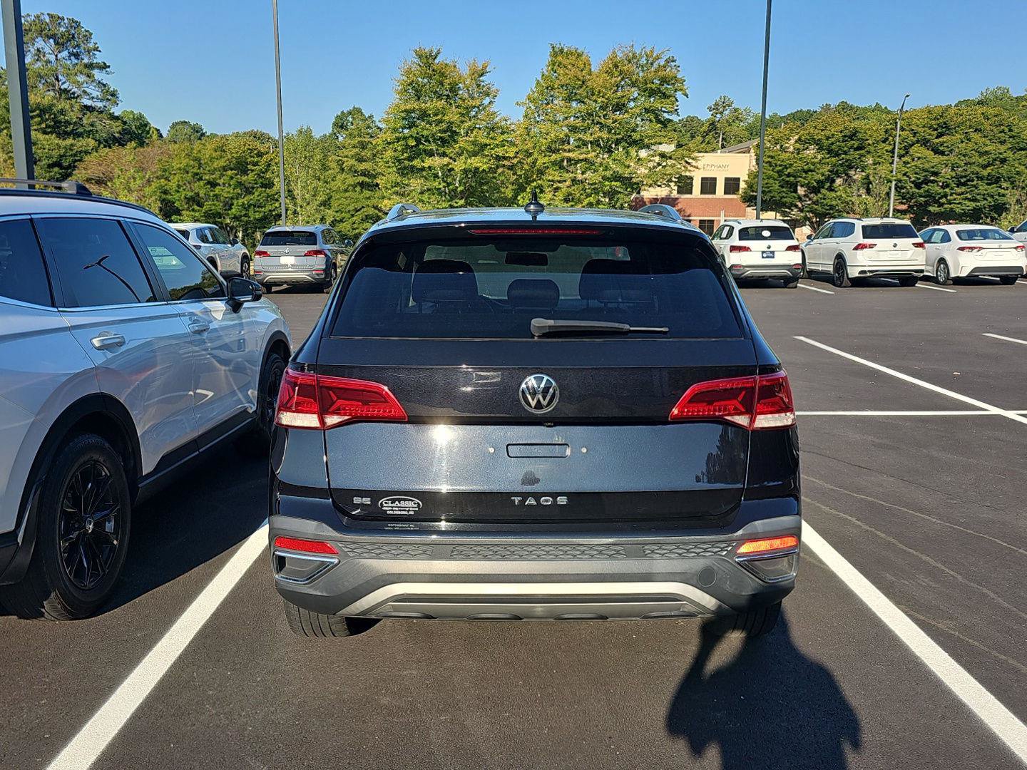 Used 2022 Volkswagen Taos SE w/ Panoramic Sunroof Package FWD image 4